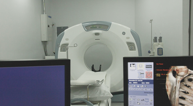 Tomógrafo y estación de trabajo para realizar tomografía computada, se observa la reconstrucción en 3D del tórax para la detección de fracturas, entre otras patologías