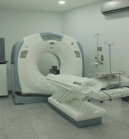 Tomógrafo Marca General Electric modelo BrightSpeed de 16 detectores, se utiliza para realizar tomografías de alta resolución